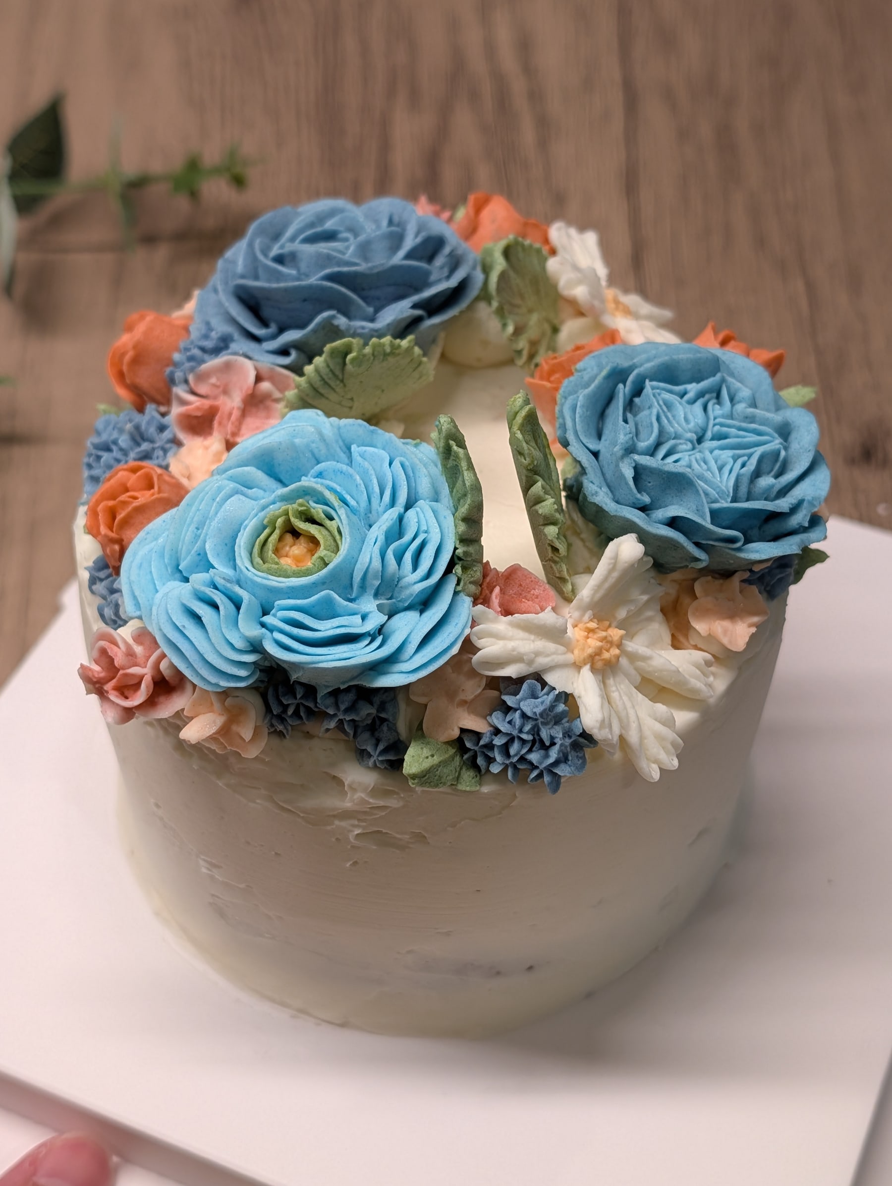 藍色與橘粉色花卉韓式裱花蛋糕作品